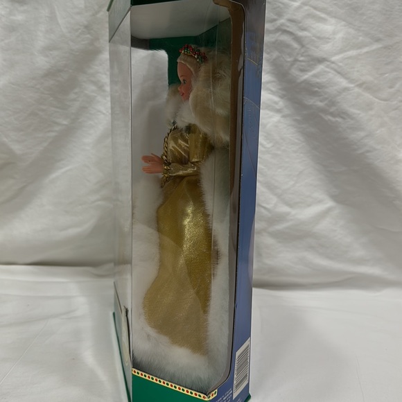 Happy Holidays Barbie - Picture 6 of 12